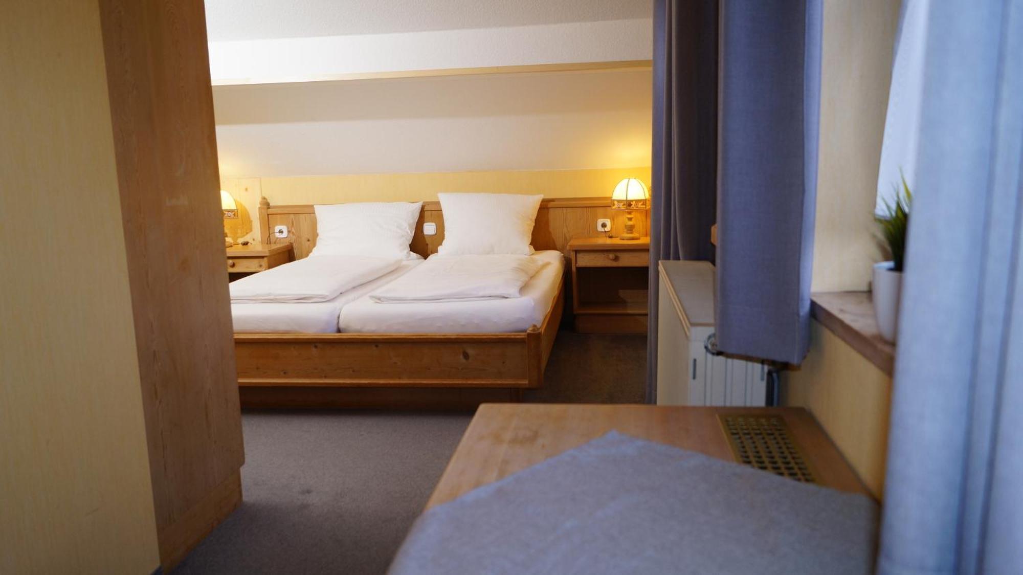 Landgasthof Falken Huttlingen Zimmer foto