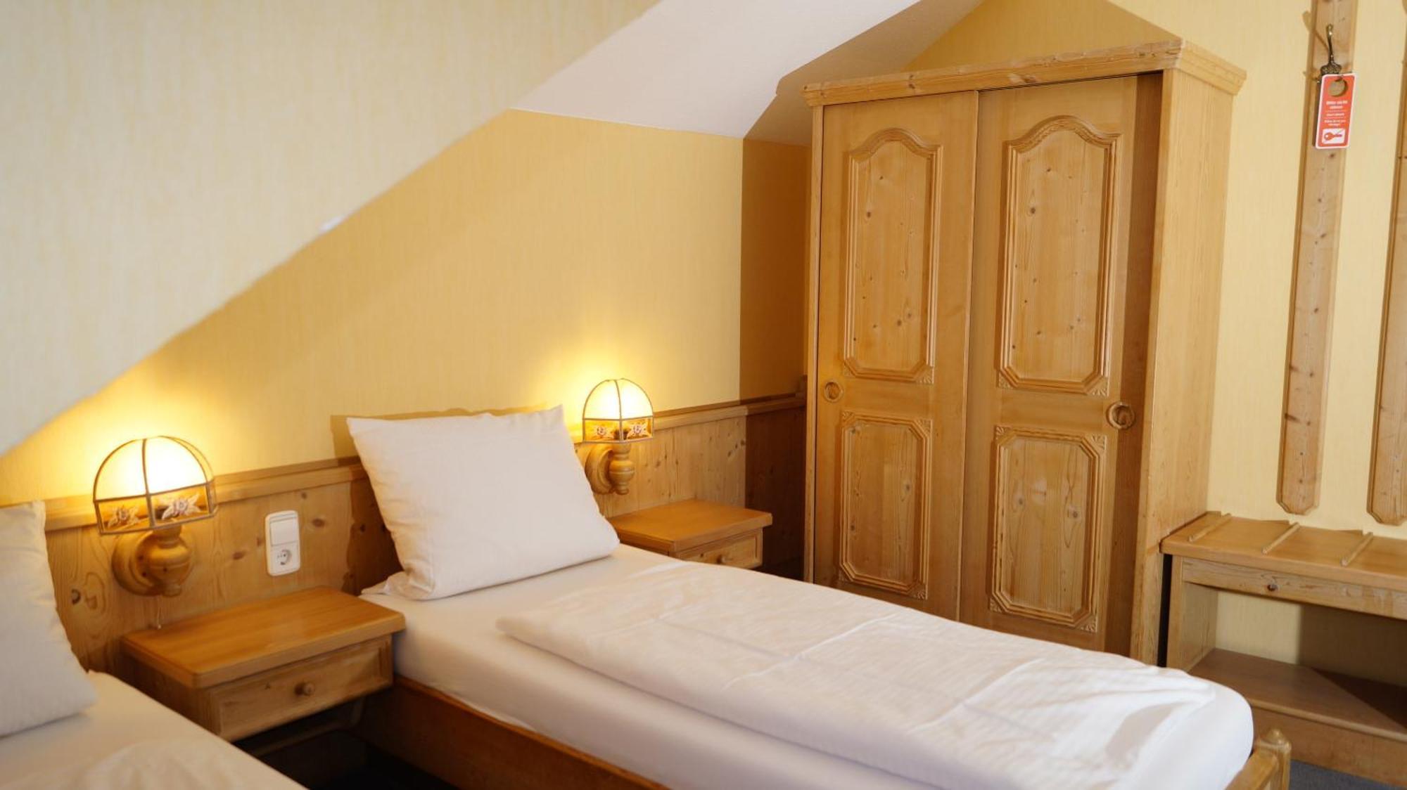 Landgasthof Falken Huttlingen Zimmer foto