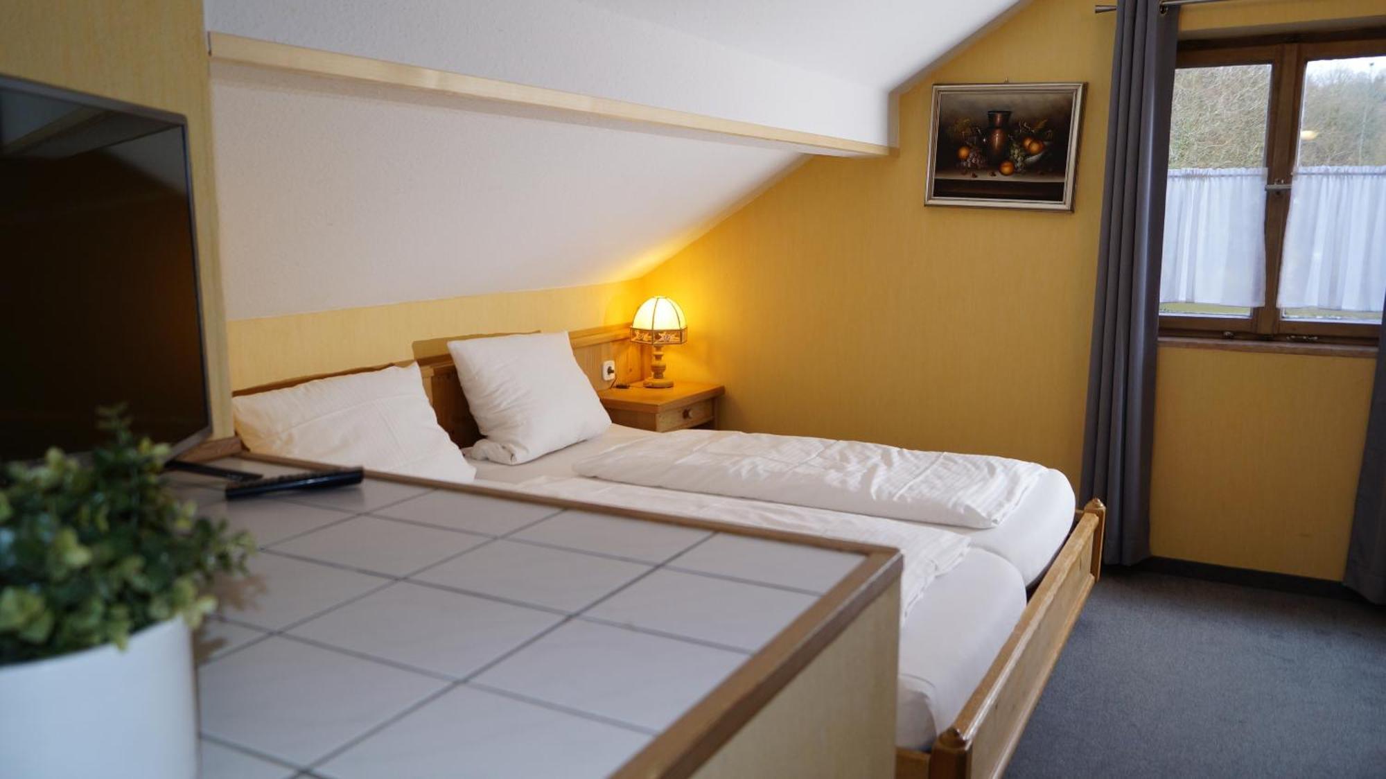 Landgasthof Falken Huttlingen Zimmer foto