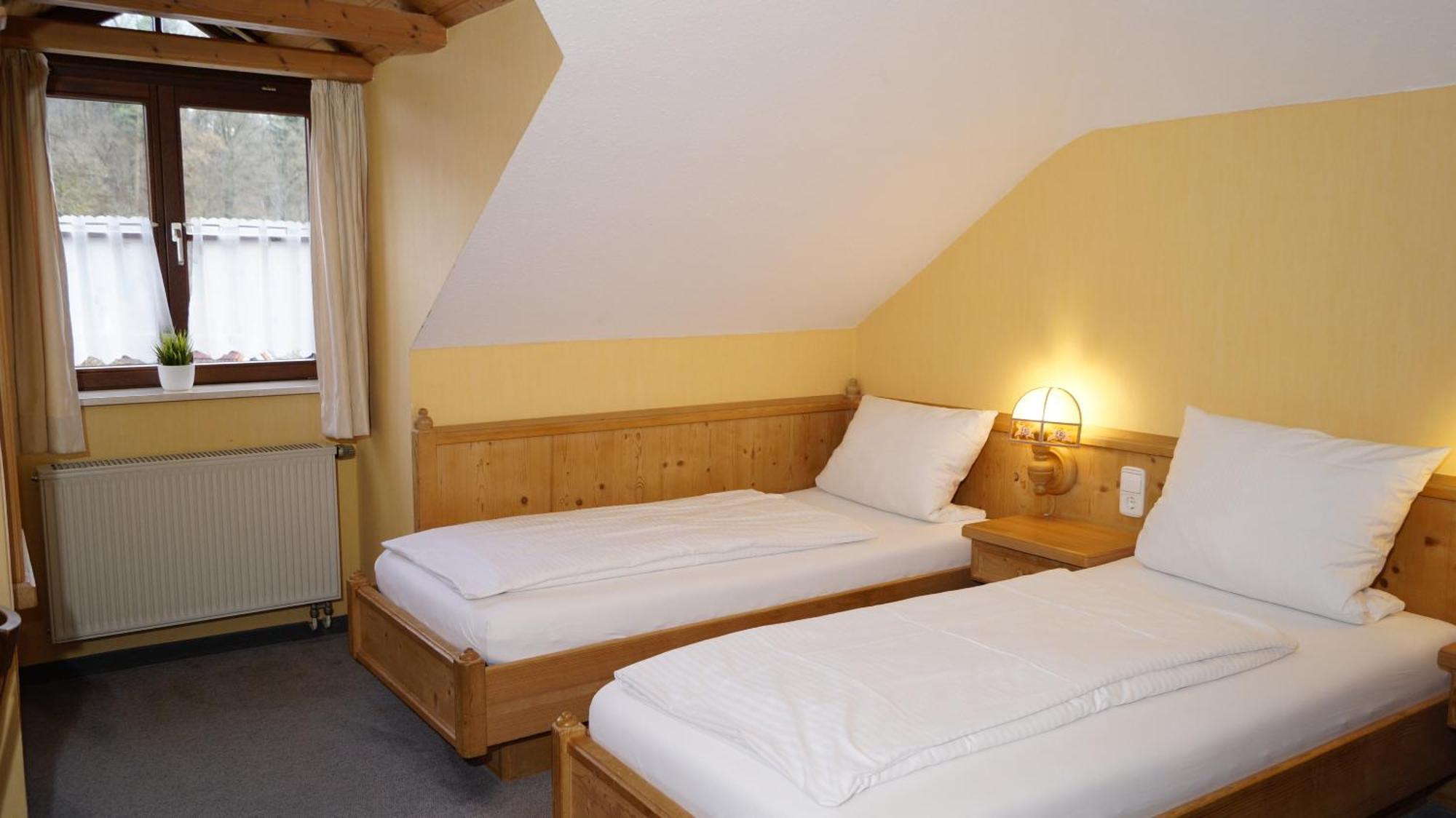 Landgasthof Falken Huttlingen Zimmer foto